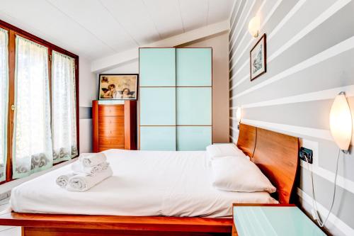 מיטה או מיטות בחדר ב-Sarno Apartments Caravaggio