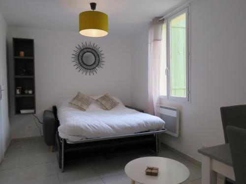 Schlafzimmer mit einem Bett und einem Spiegel an der Wand in der Unterkunft Appartement centre historique avec Terrasse au porte de la Camargue in Saint-Gilles