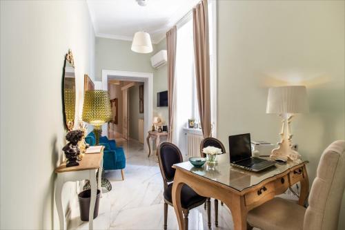 een woonkamer met een bureau en een laptop. bij Macchiato Suites Boutique Guest House in Napels