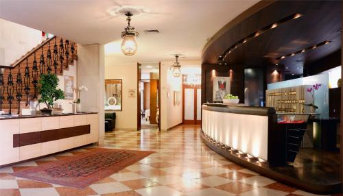 Lobby o reception area sa Astoria Hotel Italia