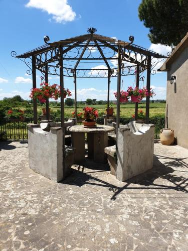 a gazebo with a table and flowers on it at Minivilla a Viterbo a 5 minuti dal centro in Viterbo