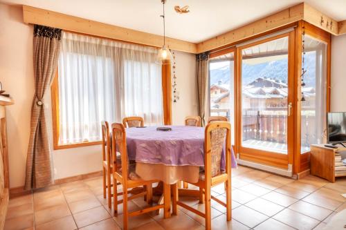 une salle à manger avec une table et des chaises et une fenêtre dans l'établissement PLOCHE 3, à Morzine