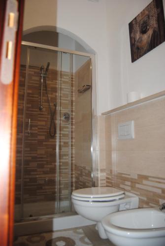 a bathroom with a shower and a toilet and a sink at SANTA VENERE Apartments "PARCHEGGIO interno MOTO-AUTO" Ricarica auto Elettriche in Tropea