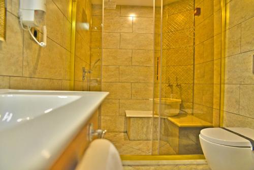 Ένα μπάνιο στο New Garden Hotel