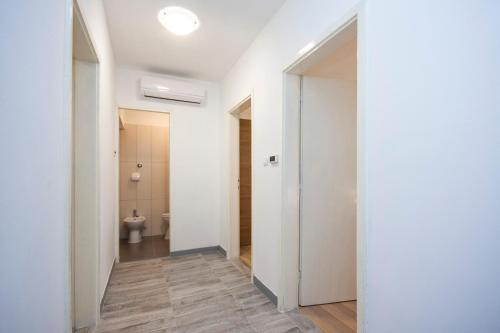an empty hallway with a toilet in a room at Apartment Marsela in Šibenik