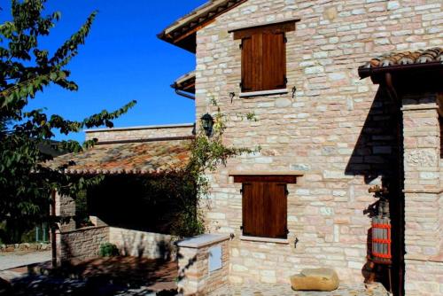 an old stone building with a wooden door at Rustic Country House in Smirra