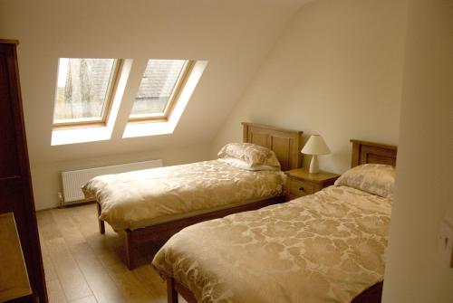 A bed or beds in a room at Courtyard Mews