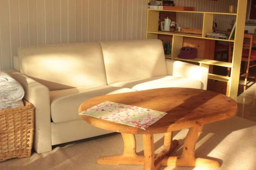 sala de estar con sofá y mesa de madera en Apartment Hof Schwalbennest, en Kaarßen