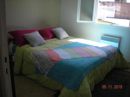 Ένα ή περισσότερα κρεβάτια σε δωμάτιο στο Gite de Grandcamp Maisy