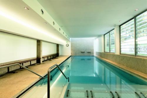 ein leerer Pool mit Stufen in einem Gebäude in der Unterkunft Hotel Peninsular in Caldelas