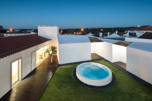 uma vista para uma casa com uma piscina no telhado em Pátio do Meco em Setúbal