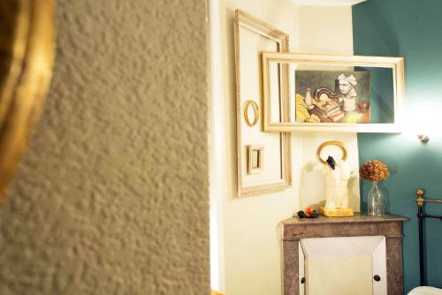 a corner of a room with a picture on the wall at Hotel Auberge des Remparts in Laval