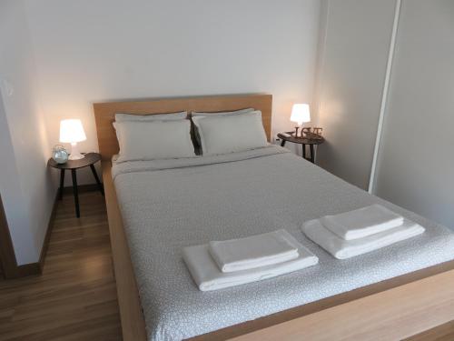 Säng eller sängar i ett rum på Alfarim House - close to Meco beach and Sesimbra