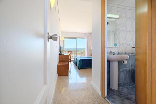 Ванная комната в azuLine Hotel S'Anfora & Fleming