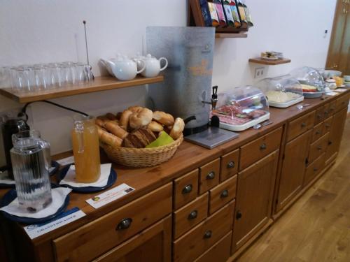 a buffet with bread and a basket of food on it at Gasthof zur Kirche in Kottes