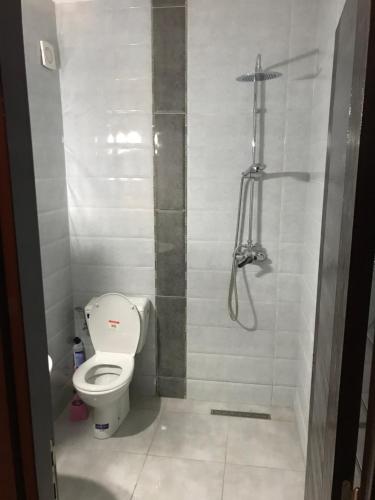 a bathroom with a toilet and a shower at Appartement meublé sécurisé in Agadir