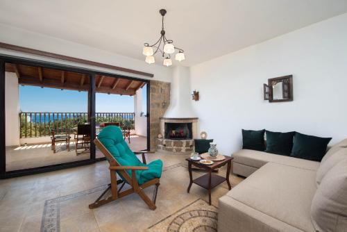 Χώρος καθιστικού στο Cedrus and Sea, beachfront house, Gennadi, Rhodes