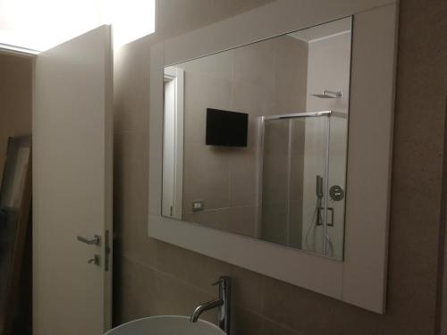 a bathroom with a mirror and a sink at Gatto Bianco Duchessa in Bari