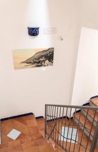 una stanza con scala e una foto appesa al muro di B&B Il Porticciolo di Amalfi ad Amalfi