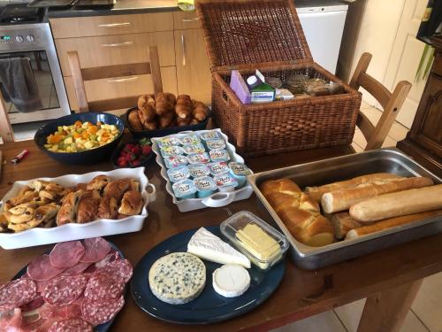 une table contenant de nombreux types de denrées alimentaires différents dans l'établissement Loire Escapes, à Berrie