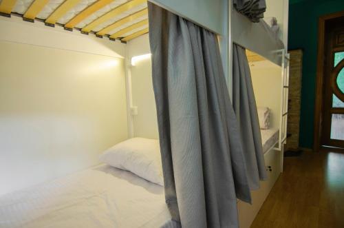 Ένα ή περισσότερα κρεβάτια σε δωμάτιο στο Friends Hostel Lviv Rustaveli str