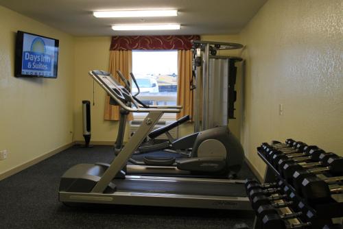 Salle ou équipements de sports de l'établissement Days Inn & Suites by Wyndham Thompson