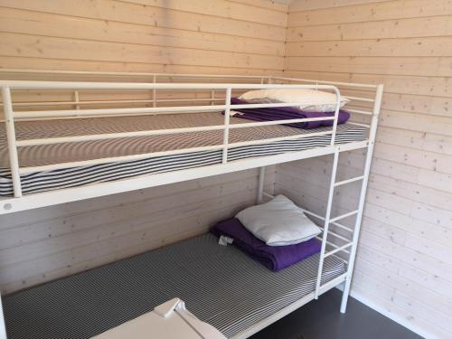 a room with two bunk beds in a room at Koljonvirran Lomamökit in Iisalmi