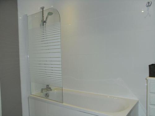 un bagno con lavandino e doccia di Loire Escapes a Berrie