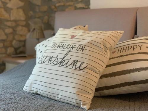 Una almohada con un feliz cumpleaños escrito en una cama en Casa La Margherita, en Desenzano del Garda
