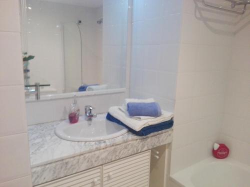 W łazience znajduje się umywalka, lustro i wanna. w obiekcie agradable y familiar w mieście Premiá de Mar