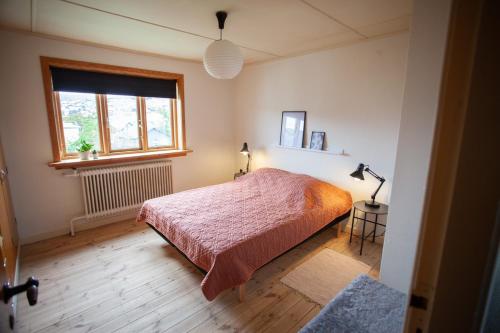 Ένα ή περισσότερα κρεβάτια σε δωμάτιο στο 3 storey, 5 bedroom, 3 bathroom house in the center of Tórshavn