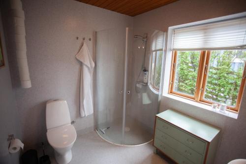 Imagen de la galería de 3 storey, 5 bedroom, 3 bathroom house in the center of Tórshavn, en Tórshavn