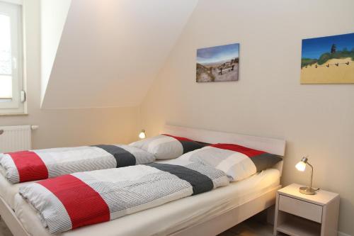 two beds sitting on top of a room at Ferienwohnung Strandaster in Zingst