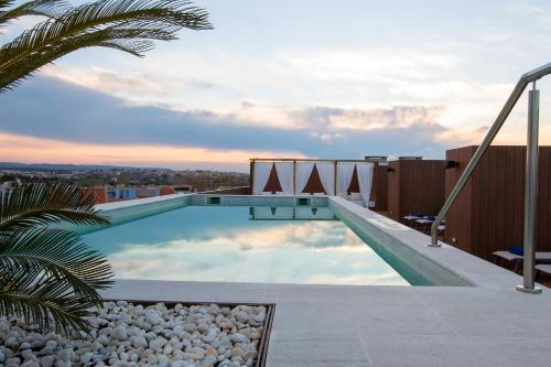 a swimming pool on the roof of a building at Altafulla Mar Hotel in Altafulla