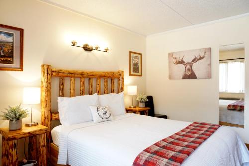 Postel nebo postele na pokoji v ubytování Moose Creek Inn