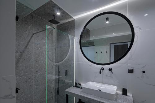 Ένα μπάνιο στο Philosofia Athens Suites