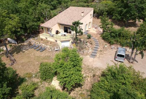 an aerial view of a house with a car parked in front at Maison Couquets Bauduen in Bauduen