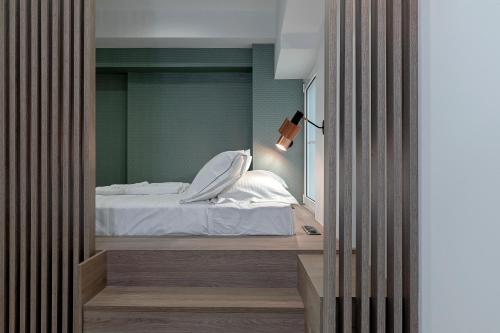 Ένα ή περισσότερα κρεβάτια σε δωμάτιο στο Philosofia Athens Suites