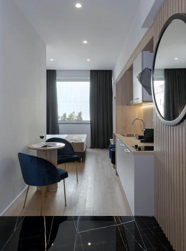 Η κουζίνα ή μικρή κουζίνα στο Philosofia Athens Suites