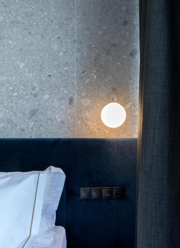 Ένα ή περισσότερα κρεβάτια σε δωμάτιο στο Philosofia Athens Suites