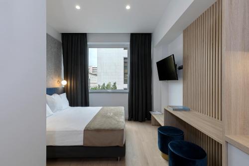 Ένα ή περισσότερα κρεβάτια σε δωμάτιο στο Philosofia Athens Suites
