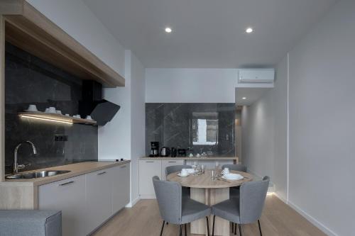 Η κουζίνα ή μικρή κουζίνα στο Philosofia Athens Suites