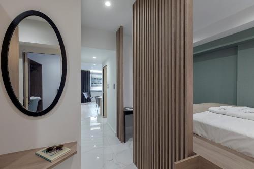 Ένα ή περισσότερα κρεβάτια σε δωμάτιο στο Philosofia Athens Suites