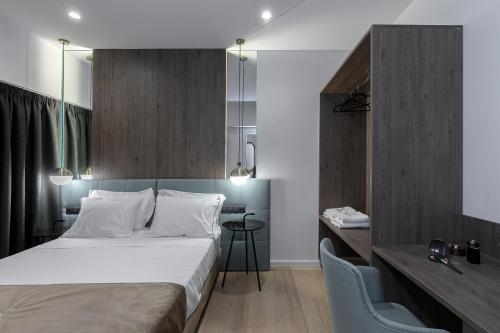 Ένα ή περισσότερα κρεβάτια σε δωμάτιο στο Philosofia Athens Suites
