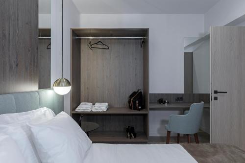Ένα ή περισσότερα κρεβάτια σε δωμάτιο στο Philosofia Athens Suites