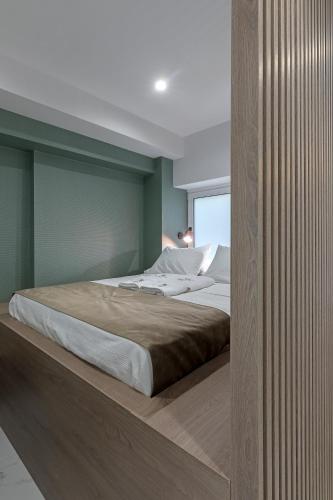 Ένα ή περισσότερα κρεβάτια σε δωμάτιο στο Philosofia Athens Suites