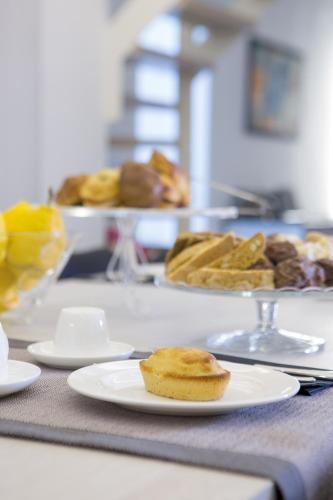 une table avec des assiettes de beignets sur un comptoir dans l'établissement La Finestra sul Convitto B&B, à Lecce