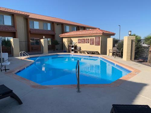 a large blue swimming pool in front of a building at Best Western Desert Oasis in Ehrenberg