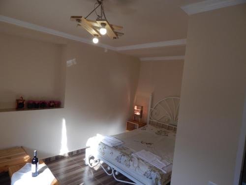 Ένα ή περισσότερα κρεβάτια σε δωμάτιο στο Arami Guest House