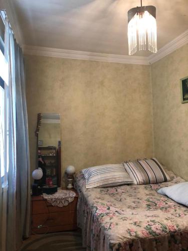 第比利斯DARIA的带床和镜子的卧室